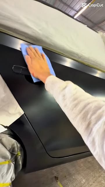 Acabamento de painel preto fosco após o polimento