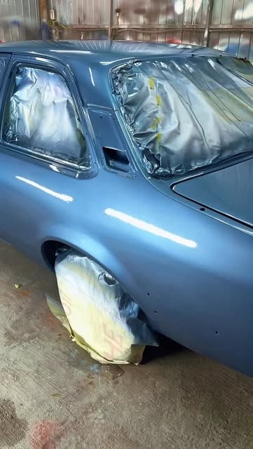 Carro com fita e papel de mascaramento pronto para pintura